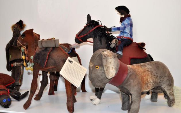 Yarrenyty Arltere Artists, Tristam Malbunka, Horse and rider